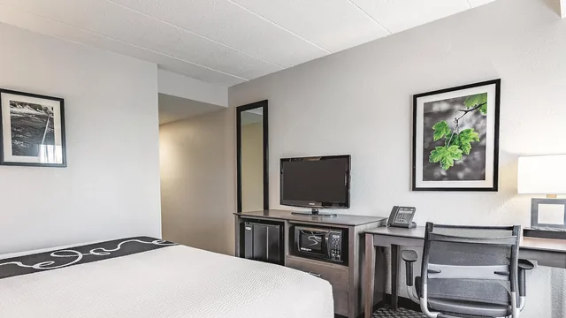 La Quinta Inn & Suites by Wyndham Salem NH photo 5