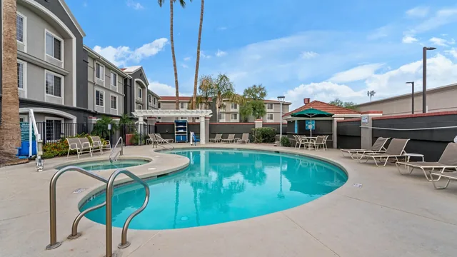 La Quinta Inn & Suites by Wyndham Phoenix Scottsdale photo 8
