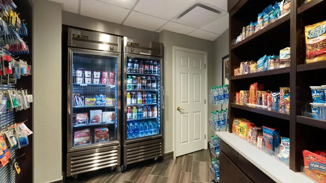 La Quinta Inn & Suites by Wyndham Phoenix Scottsdale photo 12