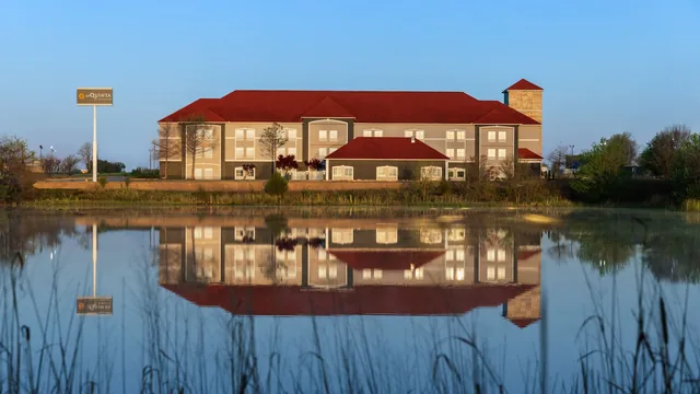 La Quinta Inn & Suites by Wyndham Shawnee photo 12