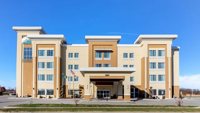 La Quinta Inn & Suites by Wyndham Springfield IL photo 1