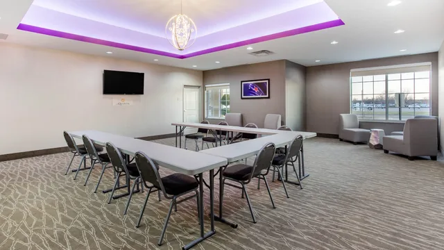 La Quinta Inn & Suites by Wyndham Springfield IL photo 4
