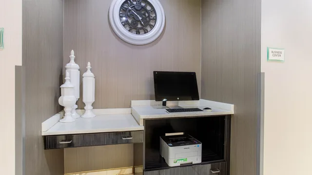 La Quinta Inn & Suites by Wyndham Springfield IL photo 9