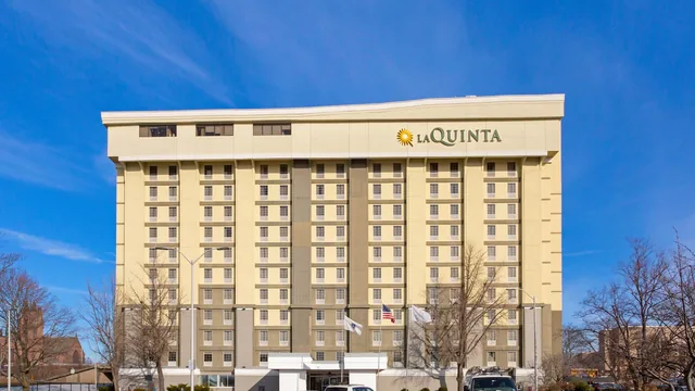 La Quinta Inn & Suites by Wyndham Springfield MA photo 3
