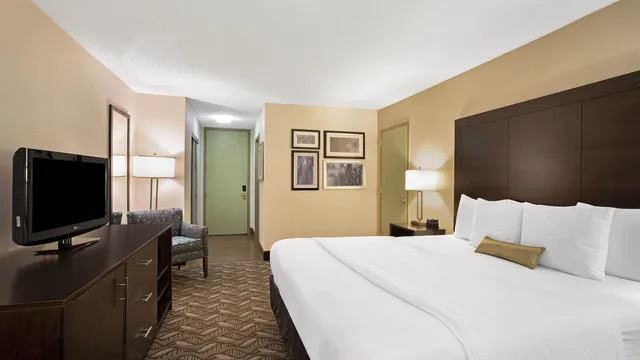 La Quinta Inn & Suites by Wyndham Springfield MA photo 6