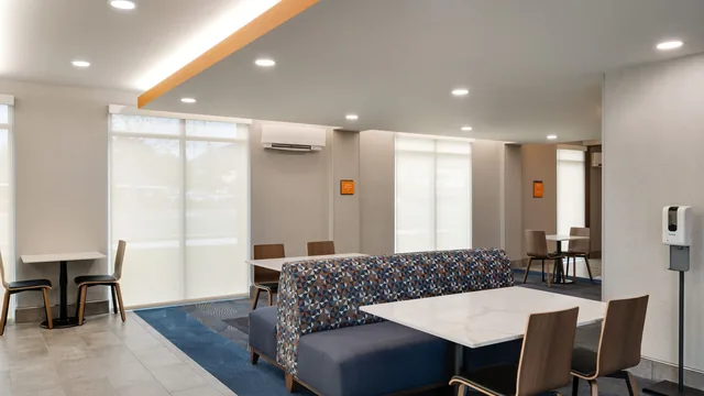 La Quinta Inn & Suites by Wyndham Springfield photo 3