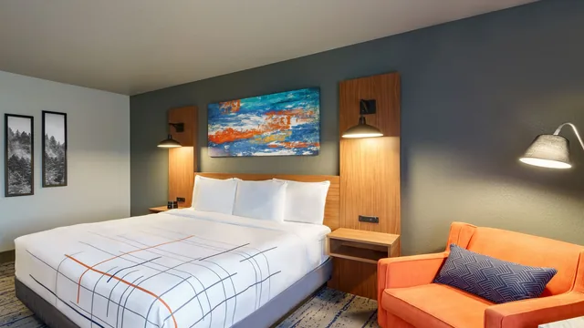 La Quinta Inn & Suites by Wyndham Springfield photo 6