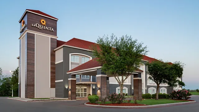 La Quinta Inn & Suites by Wyndham Stephenville photo 3
