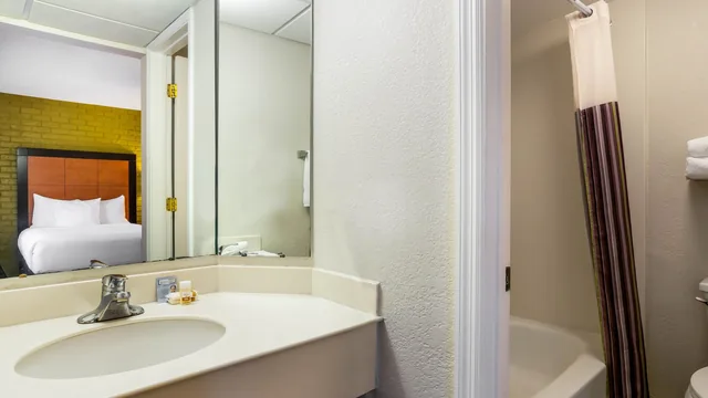 La Quinta Inn Tampa Airport Stadium Westshore photo 10