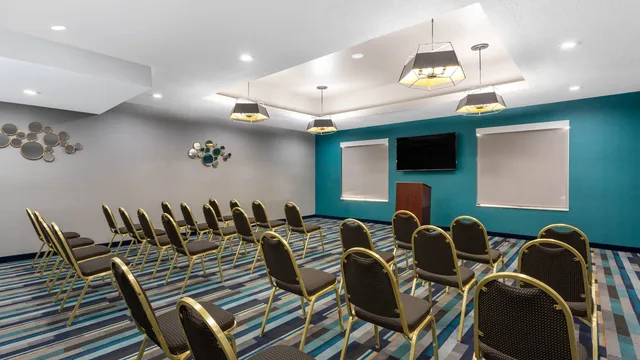 La Quinta Inn & Suites by Wyndham Tampa Central photo 5