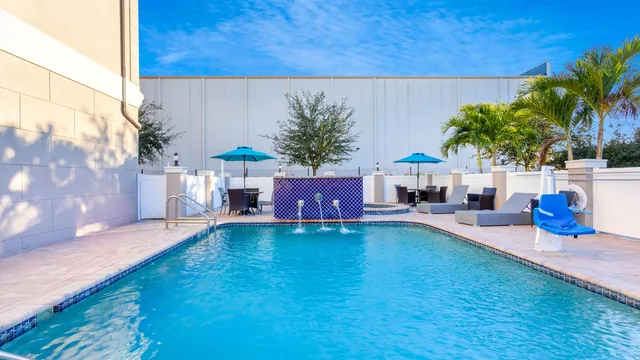 La Quinta Inn & Suites by Wyndham Tampa Central photo 9