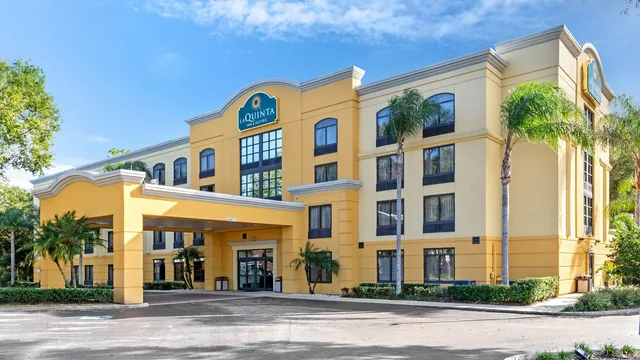 La Quinta Inn & Suites by Wyndham Tampa North I-75 photo 11