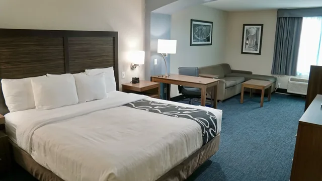 La Quinta Inn & Suites by Wyndham Tomball photo 1