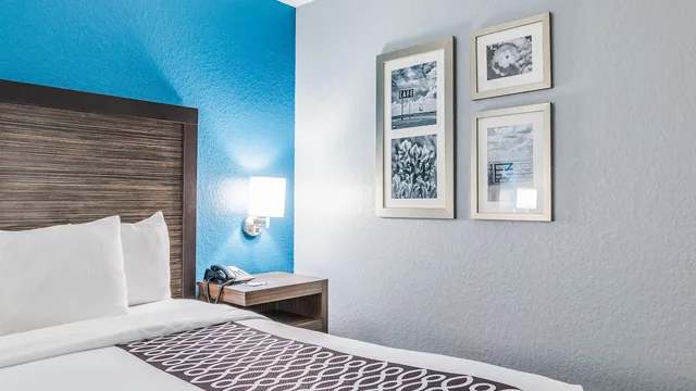 La Quinta Inn & Suites by Wyndham Tomball photo 2