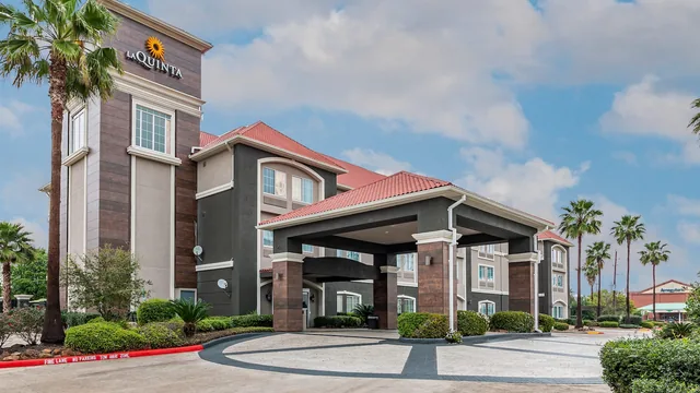 La Quinta Inn & Suites by Wyndham Tomball photo 10
