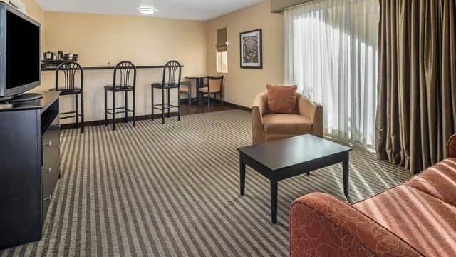 La Quinta Inn & Suites by Wyndham Tucson - Reid Park photo 6