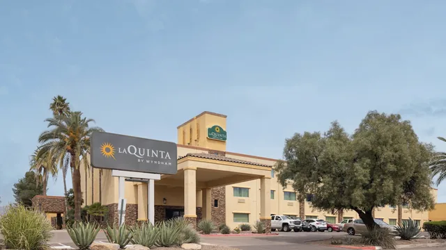 La Quinta Inn & Suites by Wyndham Tucson - Reid Park photo 8
