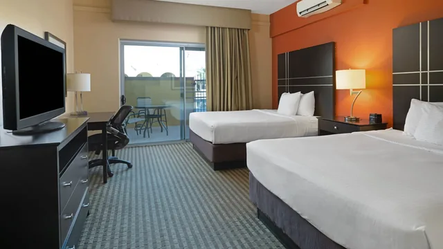 La Quinta Inn & Suites by Wyndham Tucson - Reid Park photo 10