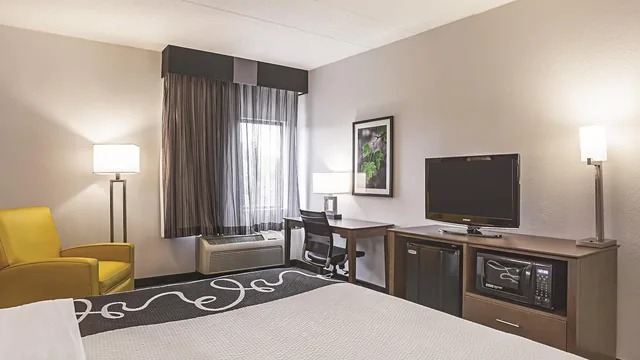 La Quinta Inn & Suites by Wyndham Virginia Beach photo 8