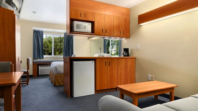 Microtel Inn & Suites by Wyndham Huntsville photo 1