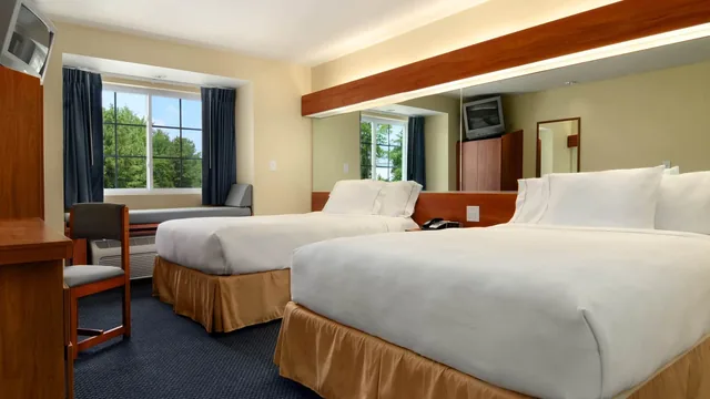 Microtel Inn & Suites by Wyndham Huntsville photo 2