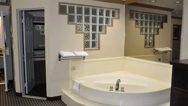 Ramada by Wyndham Abbotsford photo 10