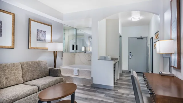 Ramada by Wyndham Bakersfield North photo 1