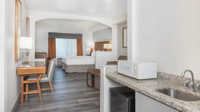 Ramada by Wyndham Bakersfield North photo 2