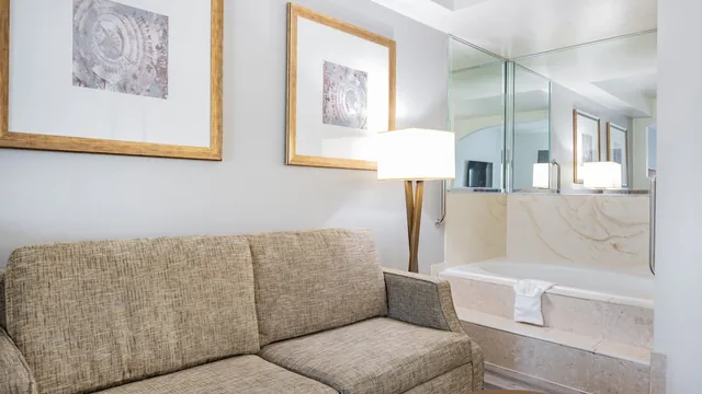 Ramada by Wyndham Bakersfield North photo 3