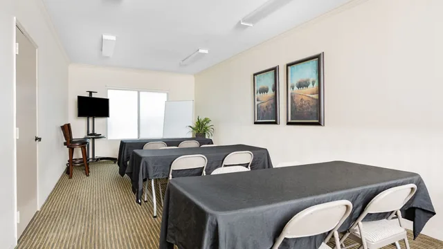 Ramada by Wyndham Bakersfield North photo 4