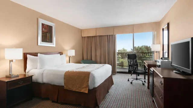 Ramada by Wyndham Belleville Harbourview Conference Centre photo 7