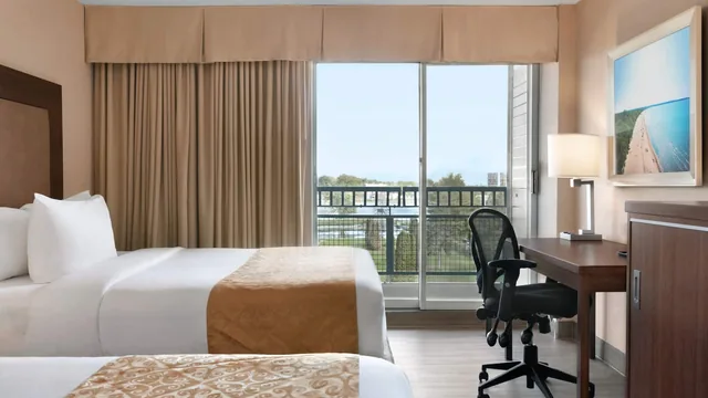 Ramada by Wyndham Belleville Harbourview Conference Centre photo 9