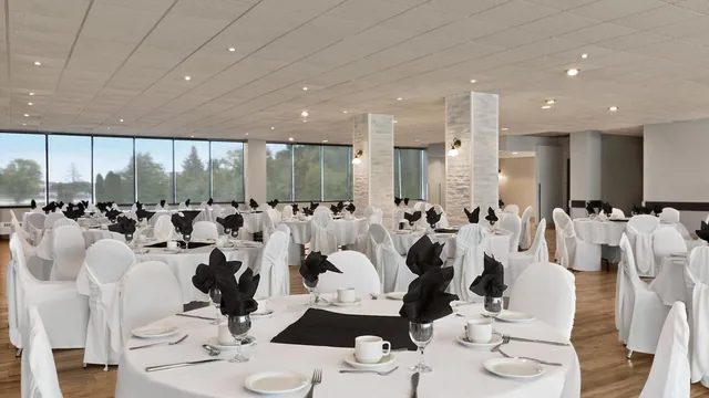 Ramada by Wyndham Belleville Harbourview Conference Centre photo 10