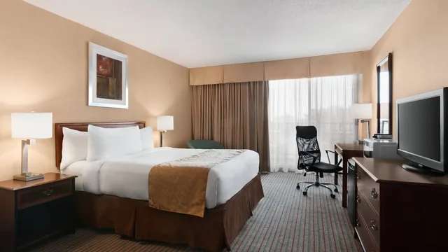 Ramada by Wyndham Belleville Harbourview Conference Centre photo 11