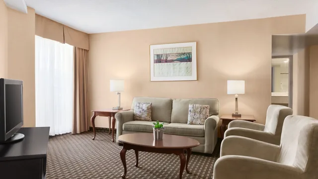 Ramada by Wyndham Belleville Harbourview Conference Centre photo 12
