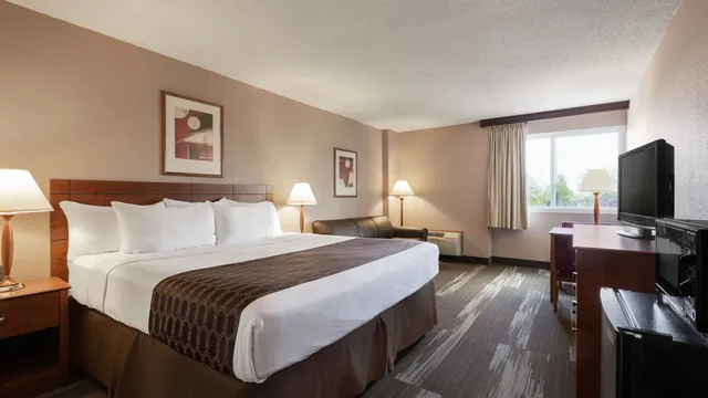 Ramada by Wyndham Bismarck photo 11