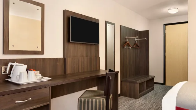 Ramada by Wyndham Bristol West photo 1
