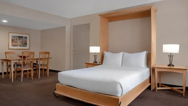 Ramada Plaza by Wyndham Calgary Downtown photo 5
