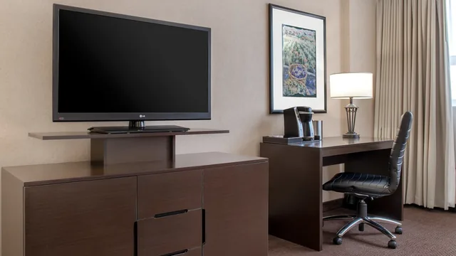 Ramada Plaza by Wyndham Calgary Downtown photo 11