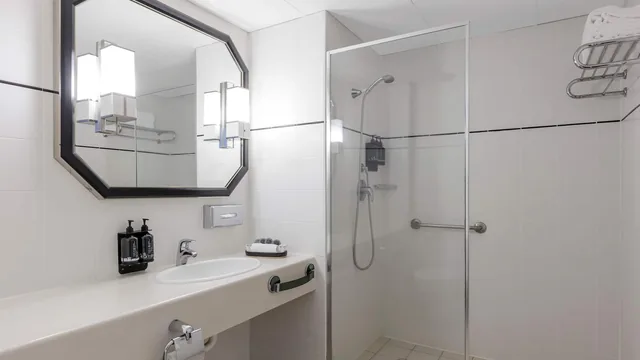 Ramada by Wyndham Diplomat Canberra photo 4