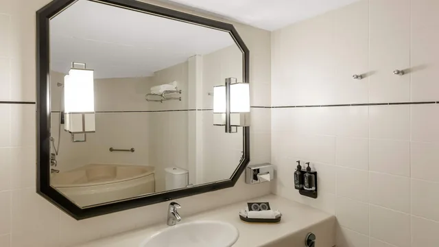 Ramada by Wyndham Diplomat Canberra photo 8