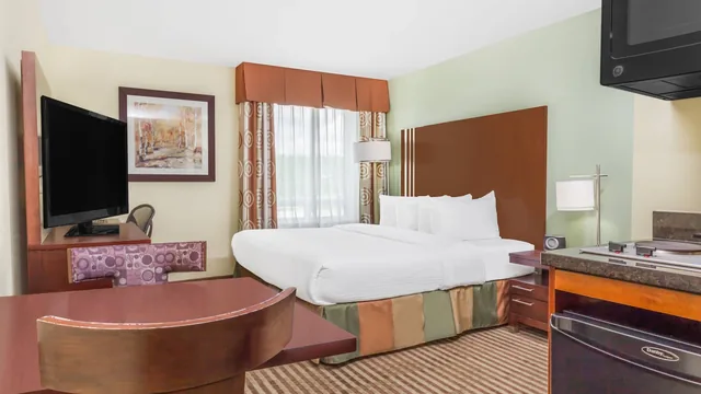 Ramada by Wyndham Carlyle photo 4