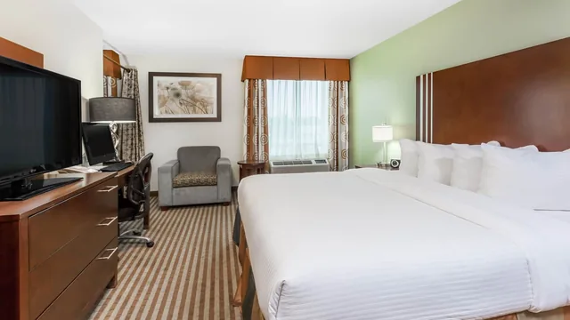Ramada by Wyndham Carlyle photo 8