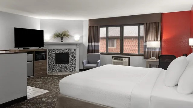 Ramada by Wyndham Cedar Rapids South photo 5