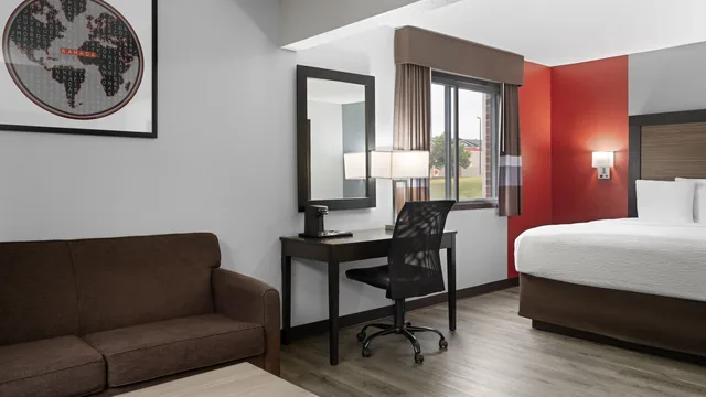 Ramada by Wyndham Cedar Rapids South photo 7