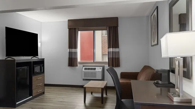 Ramada by Wyndham Cedar Rapids South photo 8