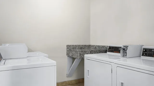 Ramada by Wyndham Cedar Rapids South photo 9