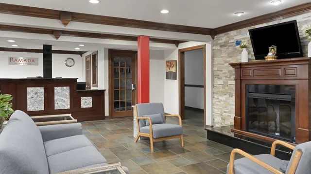 Ramada by Wyndham Cedar Rapids South photo 11