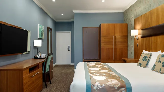 Ramada by Wyndham Cheltenham photo 4