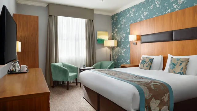 Ramada by Wyndham Cheltenham photo 5